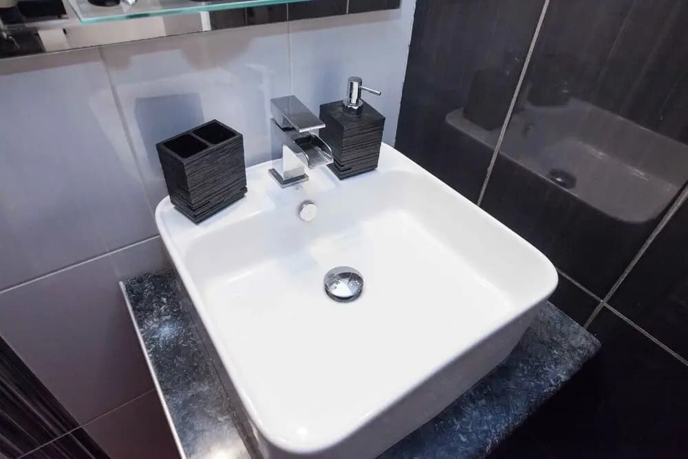 Stylish Renovated 2 Bd Apt in Exarcheia - photo 36
