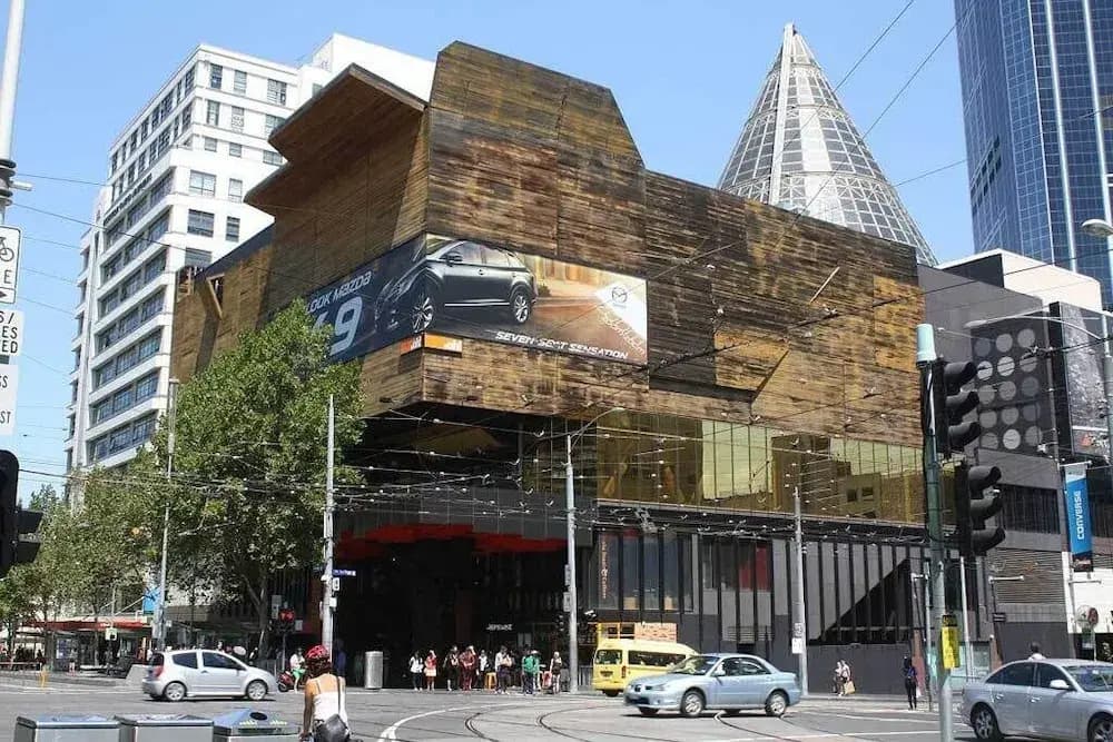 2BR Apt Next to Melbourne Central With City Views - photo 1