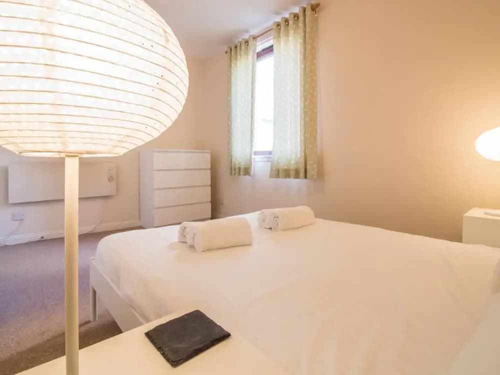 Spacious Canal side Apartment With Free Parking - photo 3