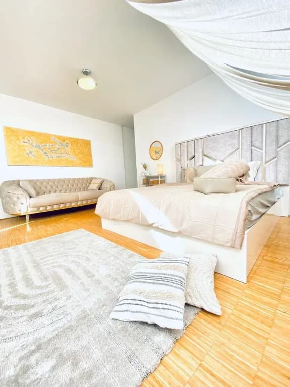 Comfy 3BR Apt With Living Room Balcony - photo 23