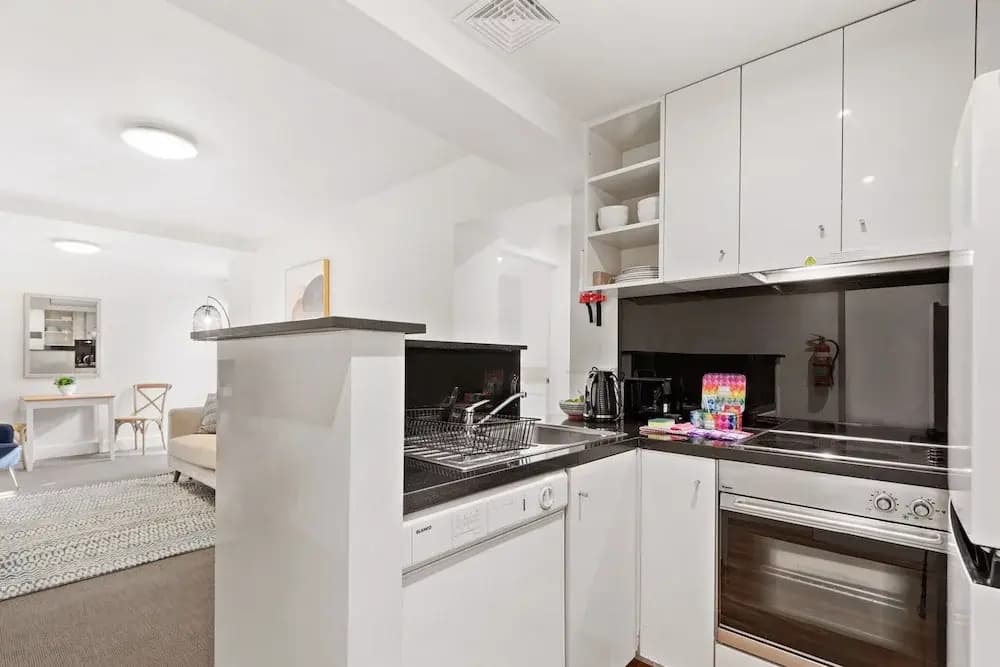 Chic 1-bed Apartment Steps From Shopping Street - photo 10