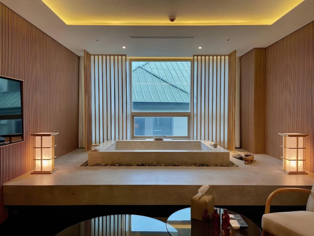 UH Hotel - photo 2