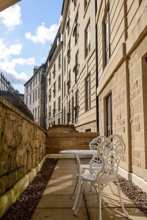JOIVY Gorgeous Stockbridge Apt With Underground Parking - photo 9