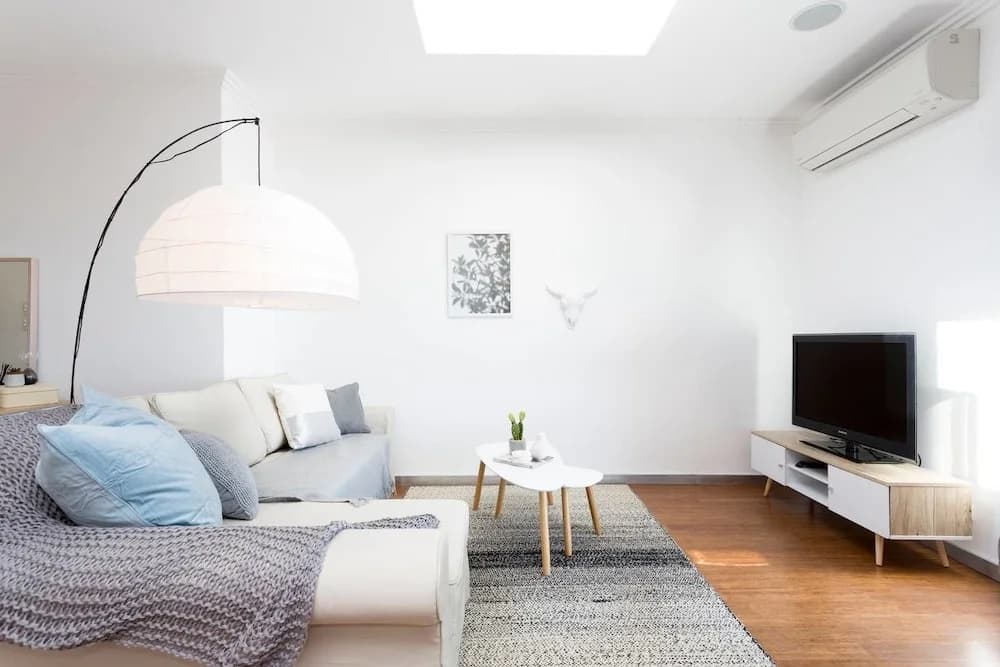 Beachside Apartment with Stunning Views & Parking - photo 1