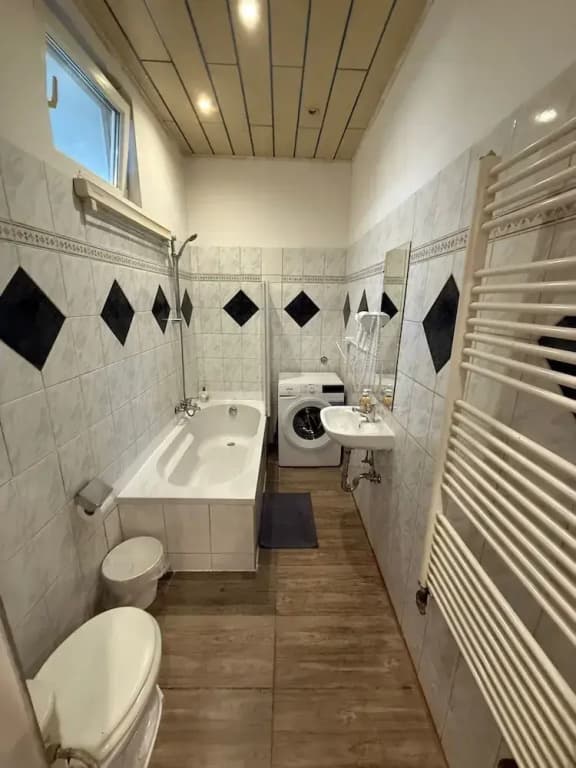 Chic 2BR Apt Steps from Westbahnhof - photo 5