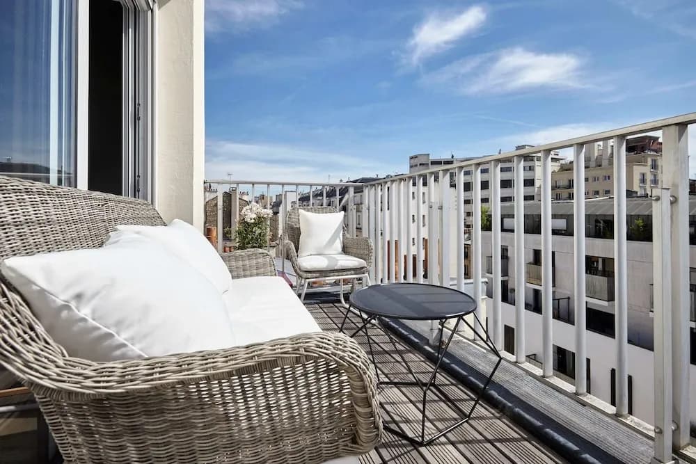 Stunning 2BR Home With Balcony in Batignolles - photo 7