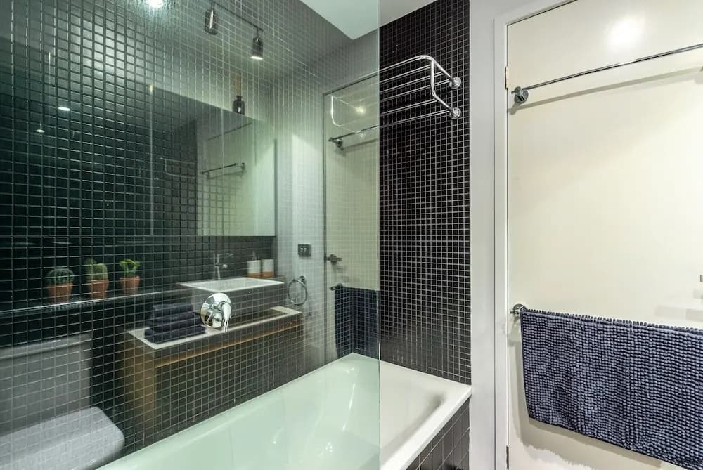 Luxury 3 Bed 2 Bath City Views - photo 7