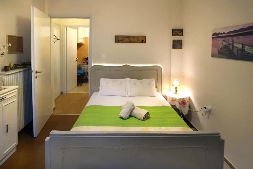 Aristotle's studio apartment - photo 7