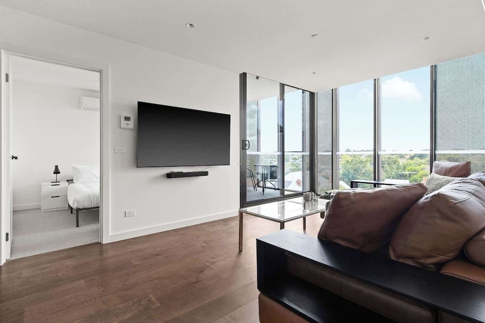 Central Oakleigh 2BR Apartment w Parking - photo 5