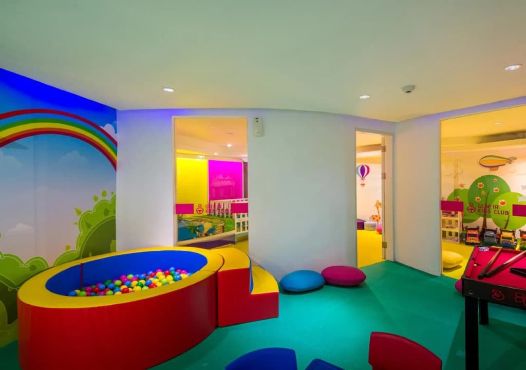 Berry Glee Thematic Hotel - photo 16