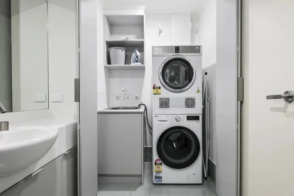 Spacious 3-bed Apartment in Melbourne CBD - photo 9