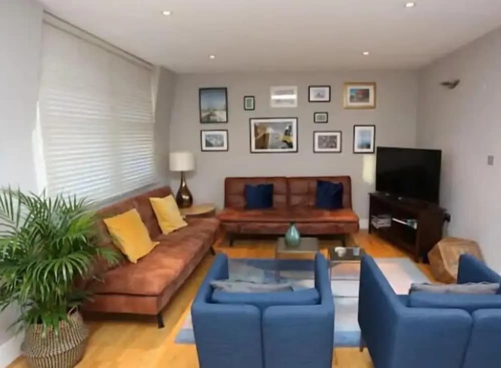3 Beds 2 Baths Penthouse - photo 2