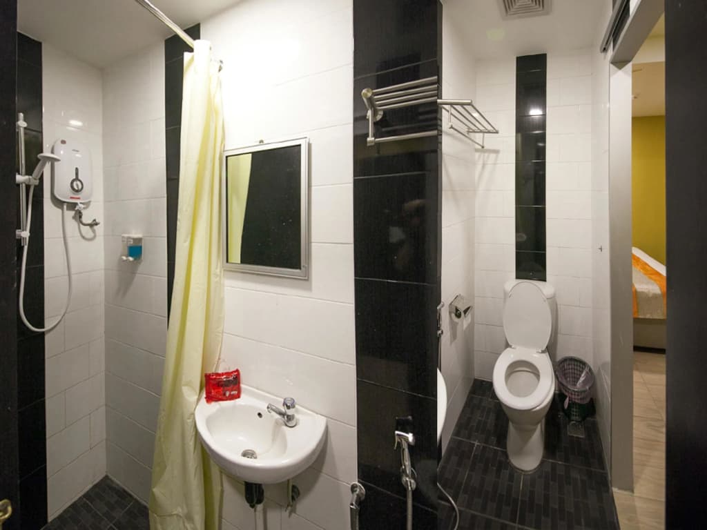 OYO 228 Basic Hotel - photo 8