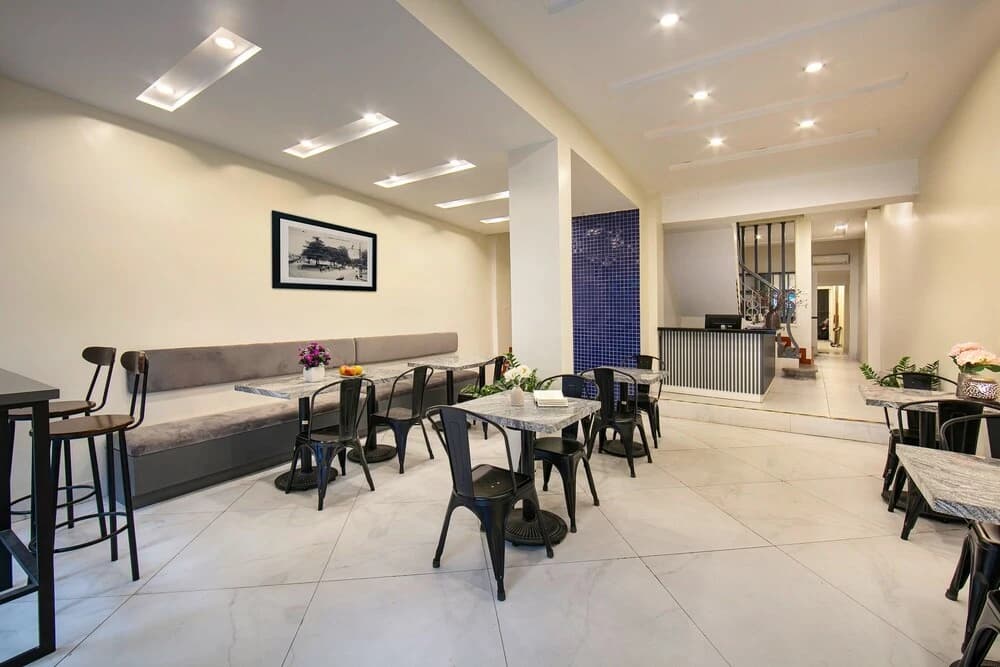 Queen Cafe Hotel & Pub - photo 17