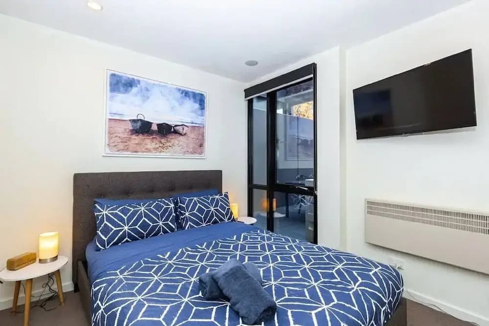Unwind Bond Quarter Apartment 106 - photo 3
