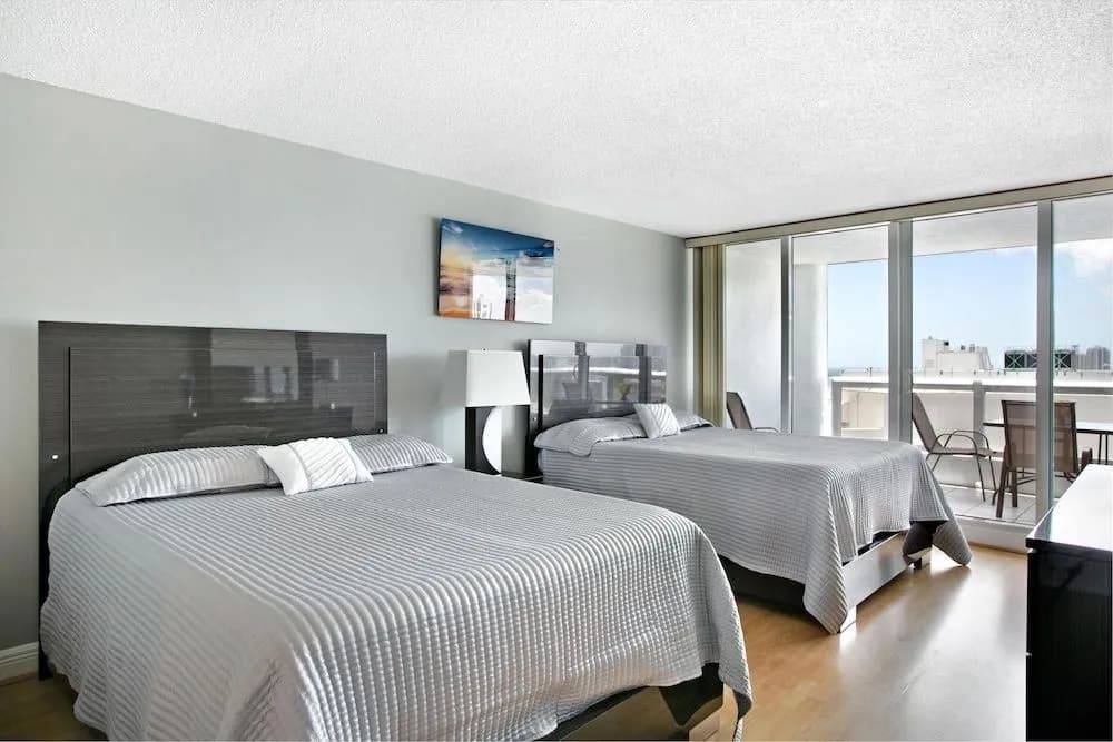 Bayfront Gem With Balcony and Pool - photo 3