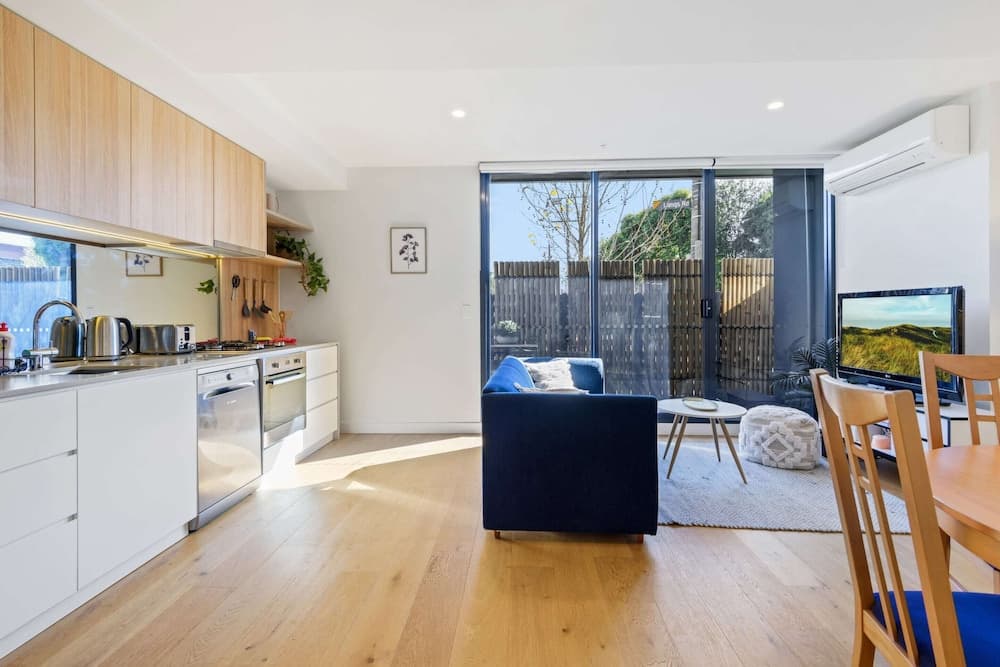 Cosy 1-bed With Private Balcony By Showgrounds - photo 6
