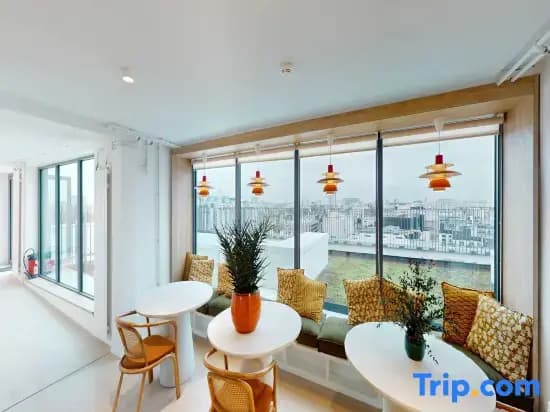 Room 1108 in a premium residence- Sport/Lavatory - photo 1
