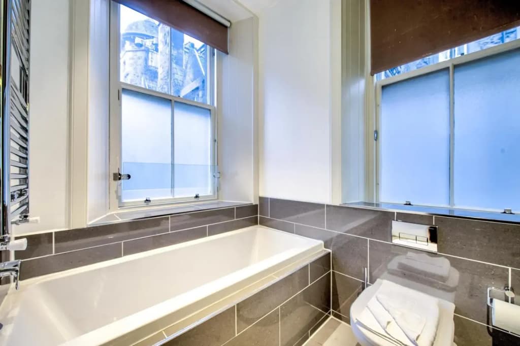 Sumptuous 2BR Apt Next To Edinburgh Castle! - photo 13