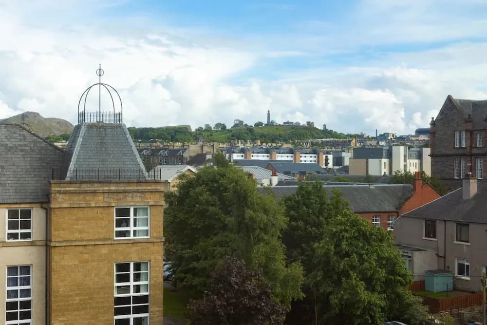 Stylish 2 Bedroom Apartment Near the City Centre - main photo