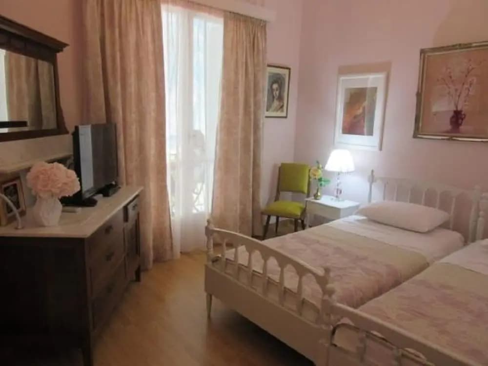 Marion-Athenian Style Apartment - photo 4