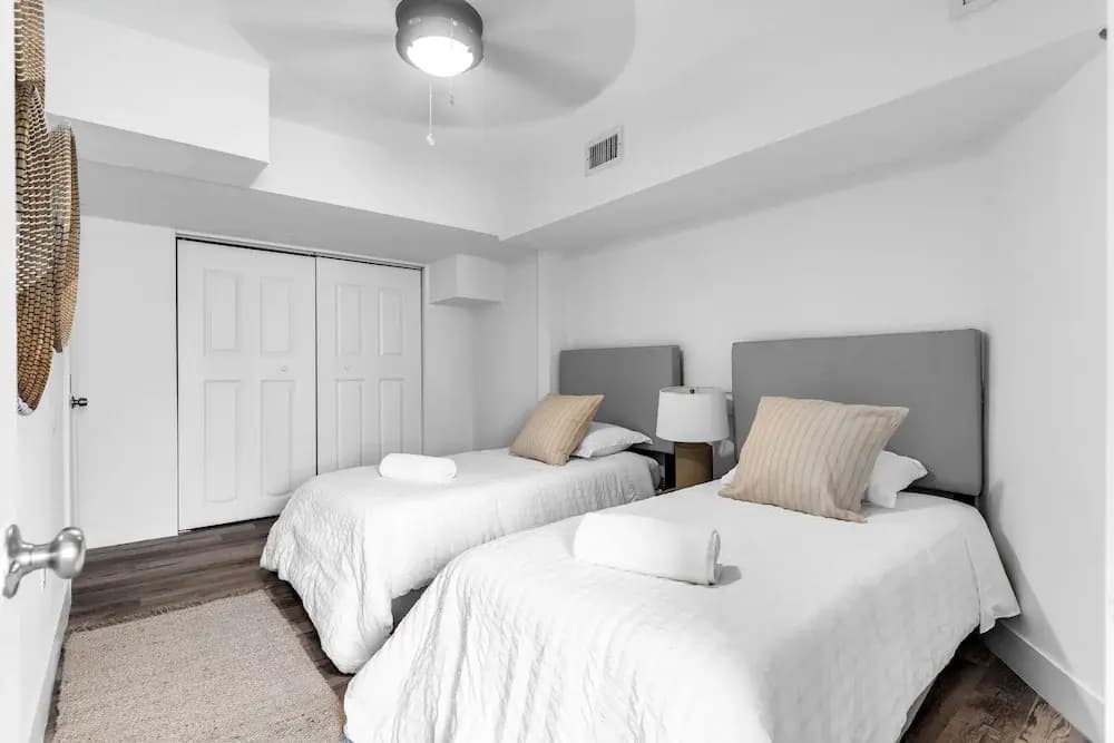 Stylish & Modern 4BD Home - photo 28