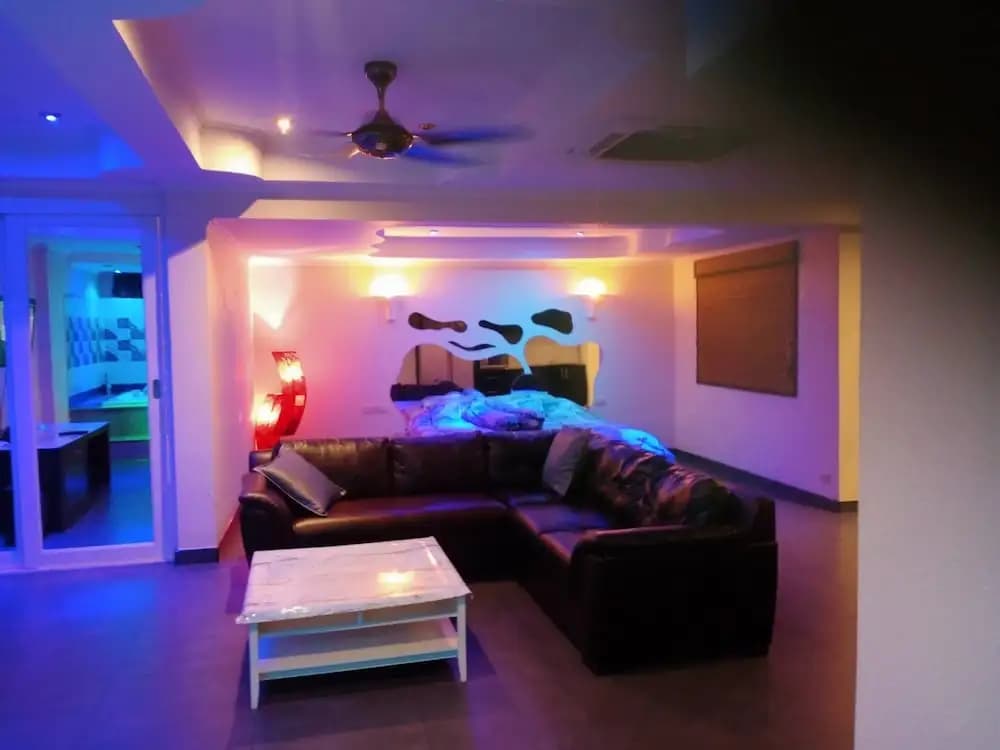 75 sqm Studio Type Jacuzzi Apartment 101a - photo 5