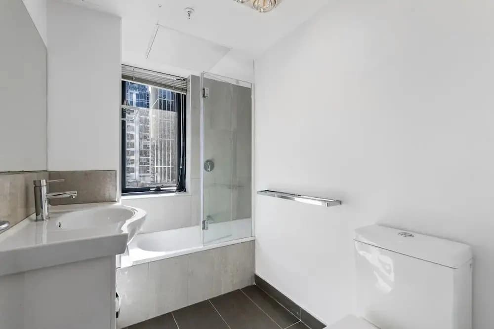 Gorgeous 3-bed in Melbourne's East End - photo 7