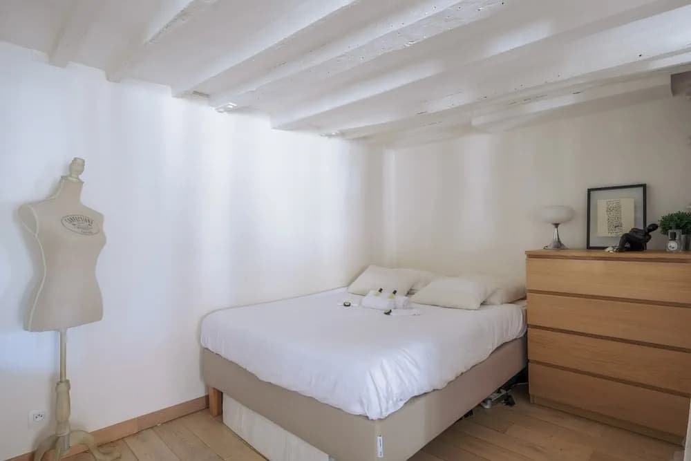 Stylish Apartment for 2 in the Heart of Paris - photo 2