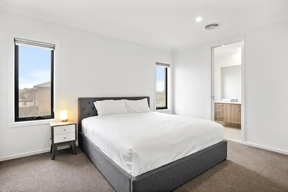 Spacious 5-bed Home in Peaceful Point Cook - photo 17