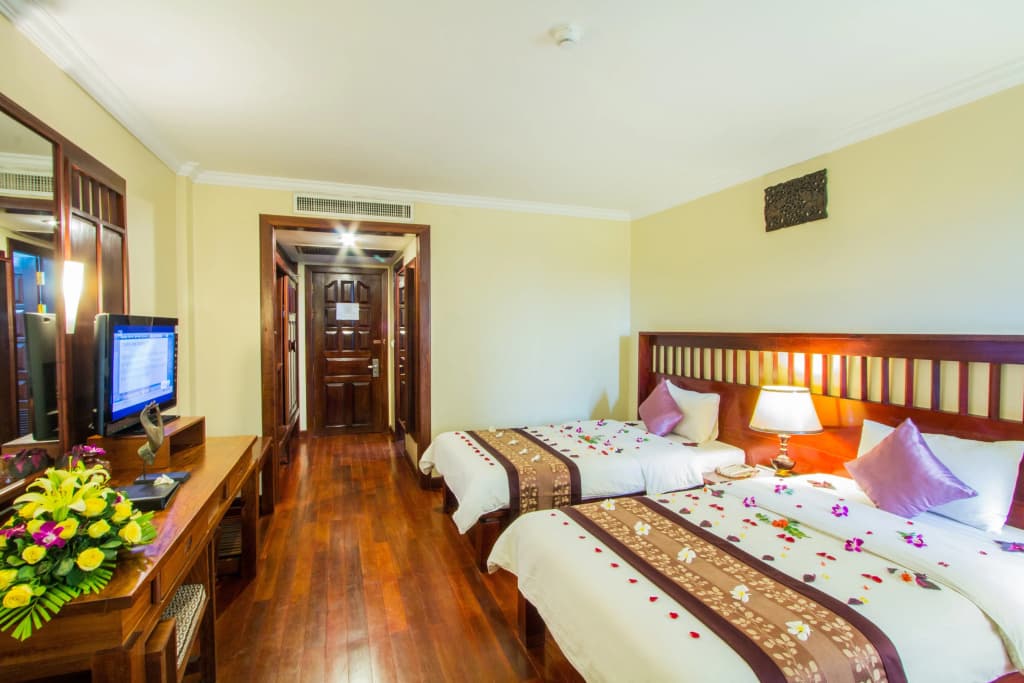 Royal Empire Hotel - photo 4