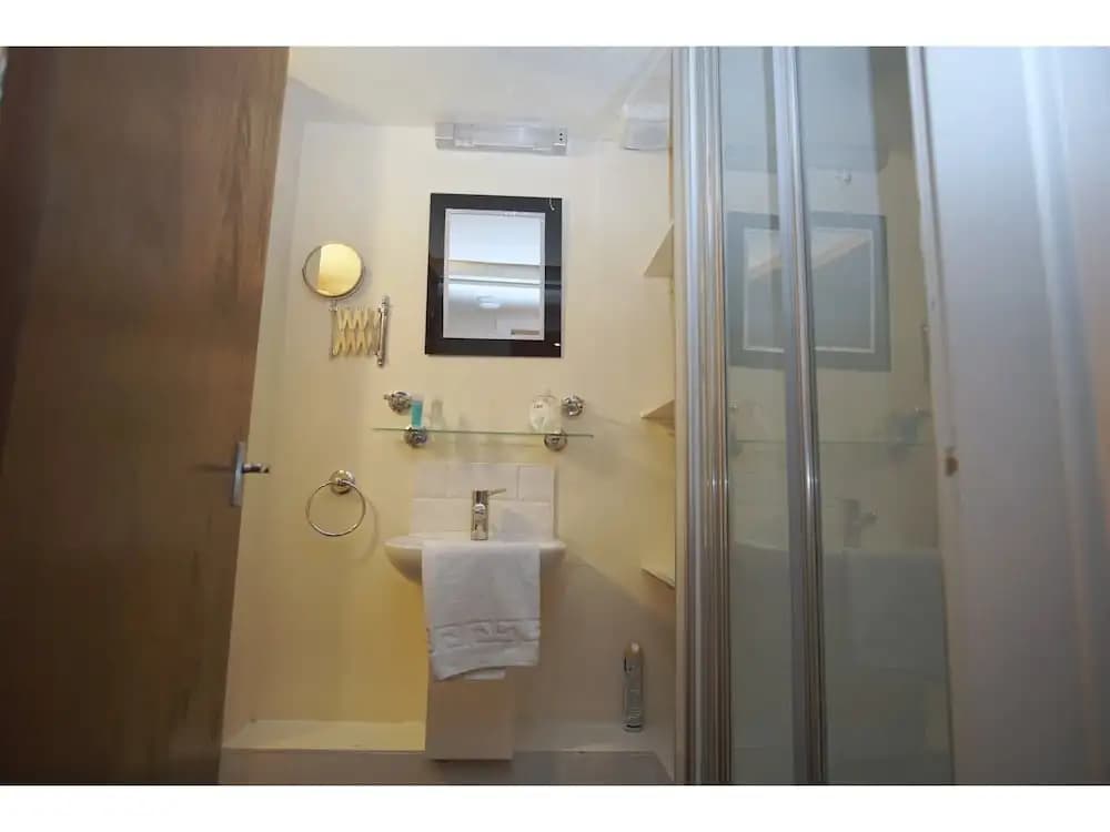 Bright, Spacious Old Town Flat for 6 - photo 7