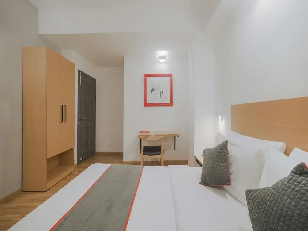 Oyo Townhouse 082 Chander Nagar Janakpuri - photo 2