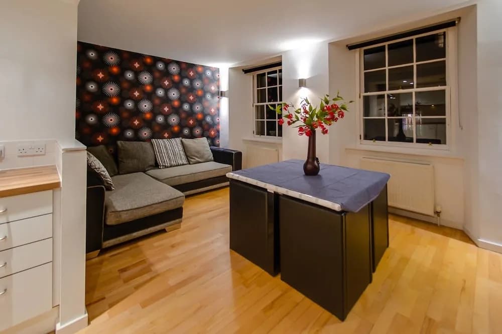 Stylish & Spacious Grassmarket 2bed/2bath - photo 2