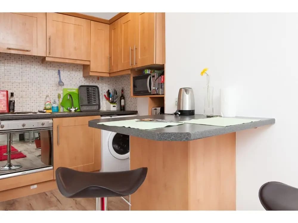 Connected & Convenient: Newly-renovated Flat for 2 - photo 11