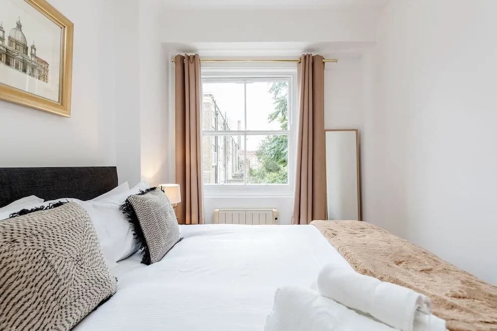 Kings Road Apartments - photo 2