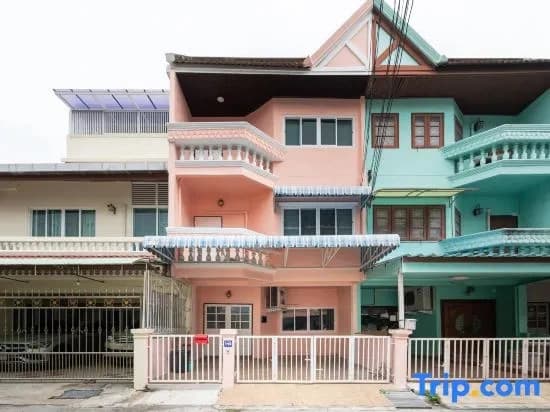 Spacious 4BRTownhouse|BTS Onnut|10 Guests| Parking - photo 2