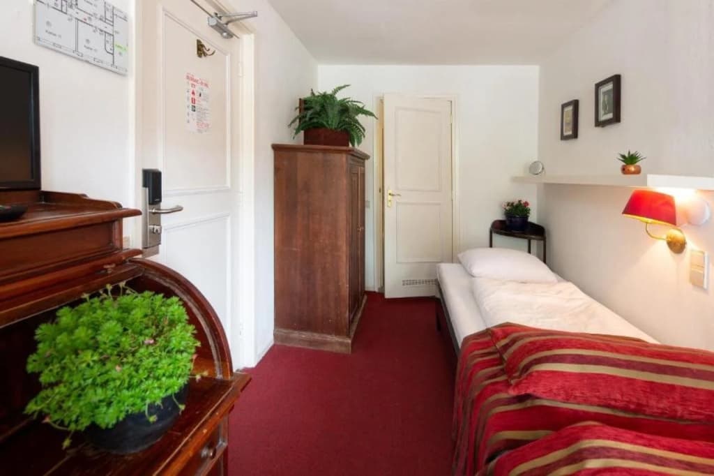 Amsterdam House Hotel - photo 2