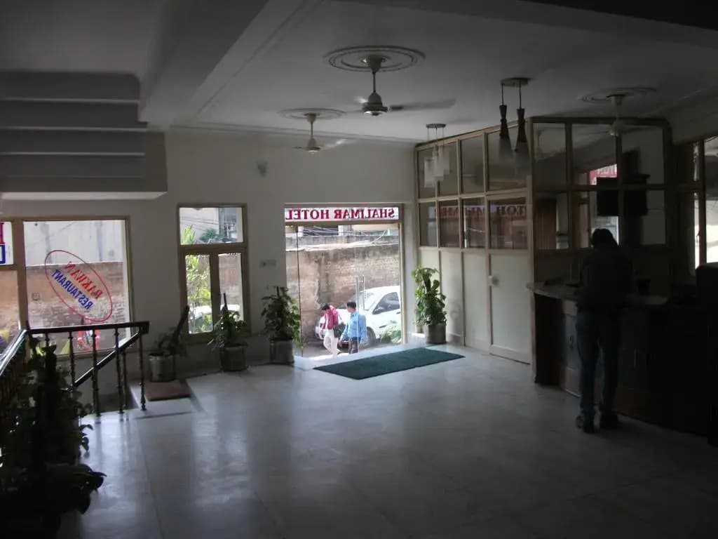 Hotel Shalimar - photo 2