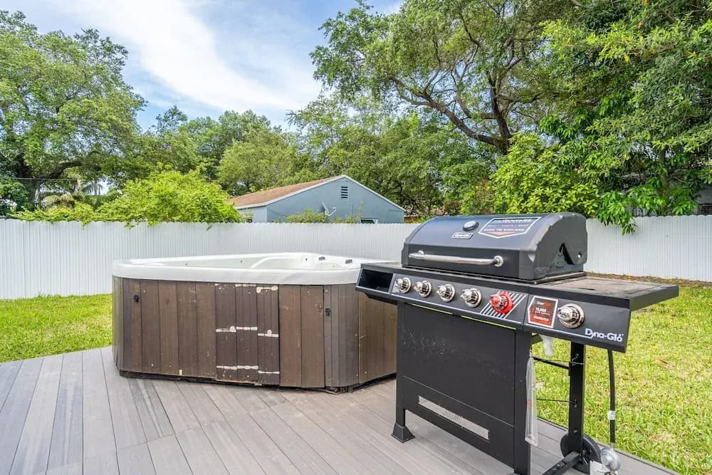 Upper Design District 3BD Home w/Jacuzzi and Backyard - photo 26