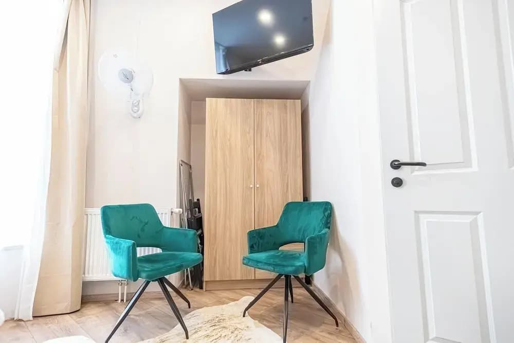 4BR Apt. for Groups 6-Min to Stadthalle - photo 22