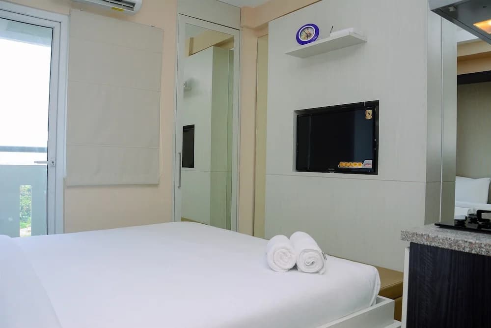 Comfy Studio Green Pramuka Apartment with City View - main photo