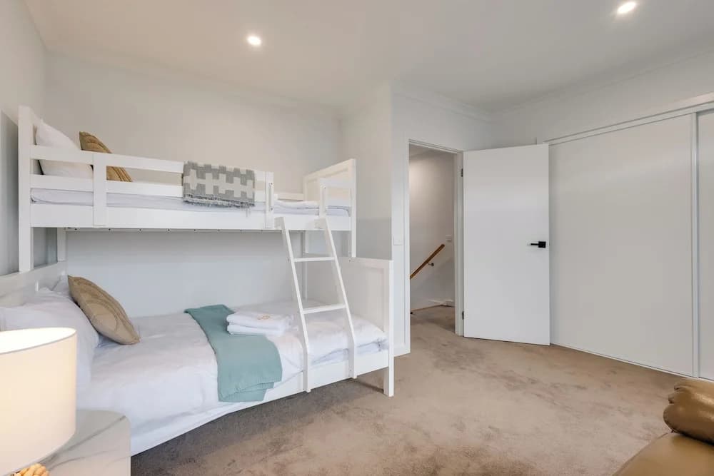 StayAU Stylish 4BR Home Ringwood - photo 14
