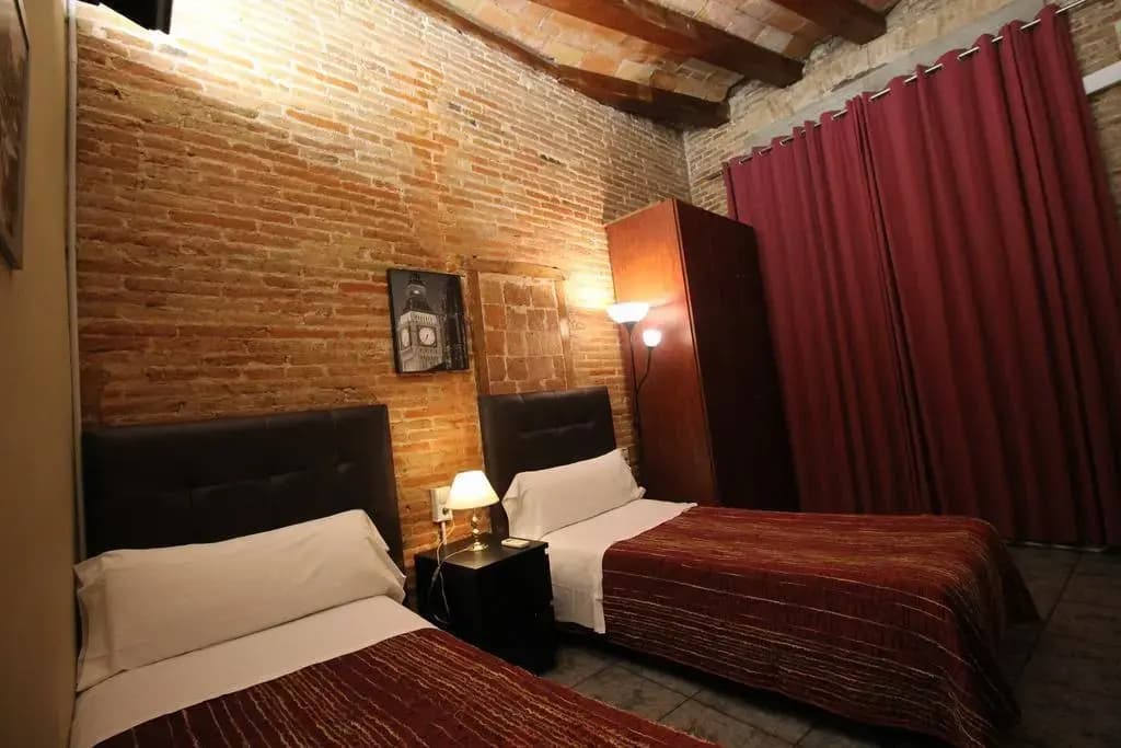 Hostal Orleans - photo 34