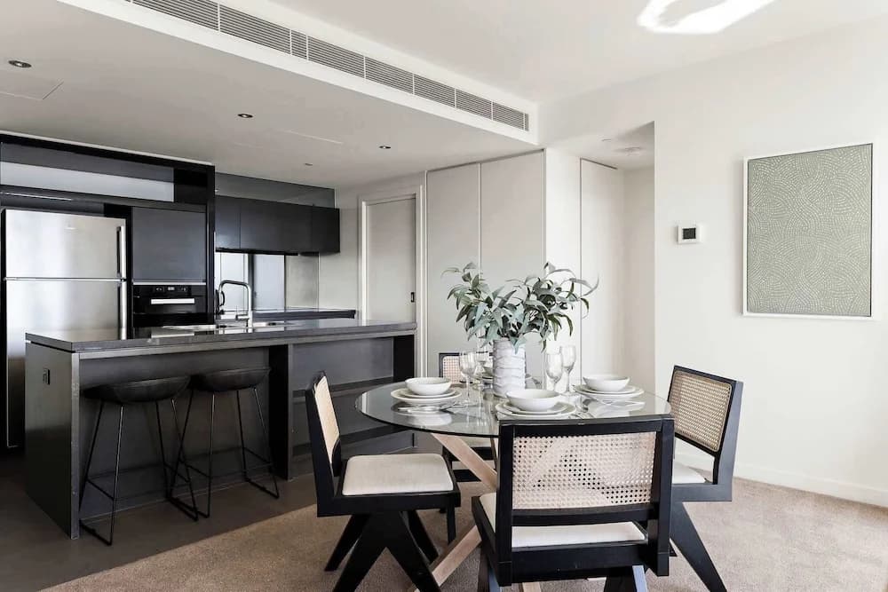Harbour View 2BR Docklands Apt Near Marvel Stadium - photo 3