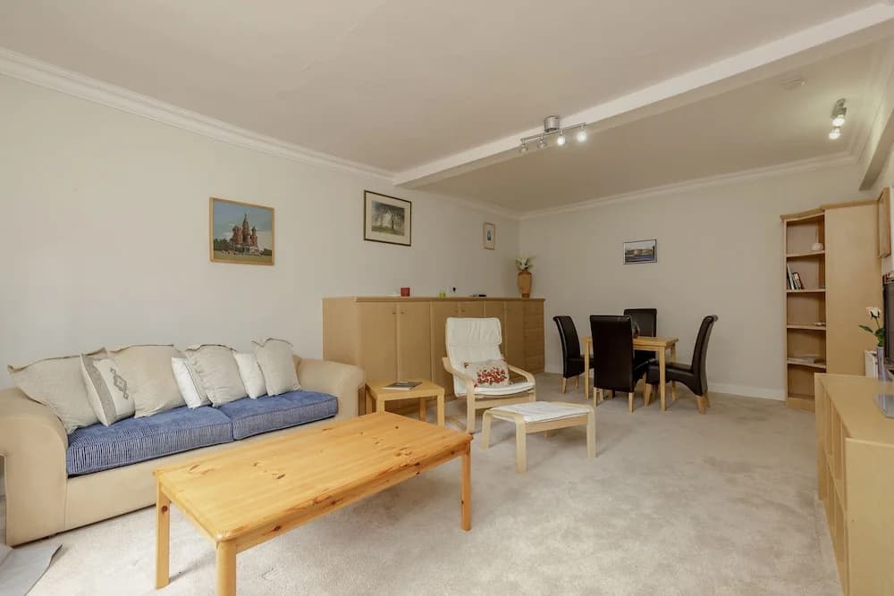 Classic Main Door Entry 2-bedroom New Town Apartment with Garden - photo 2