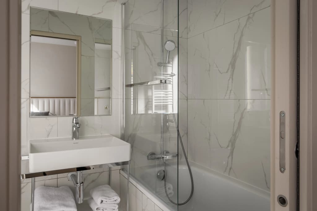 Hôtel Des Deux Avenues - photo 10