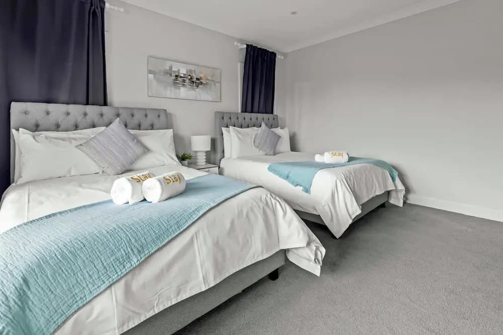 StayAU Contemporary 5BRM Families Home Point Cook - photo 2