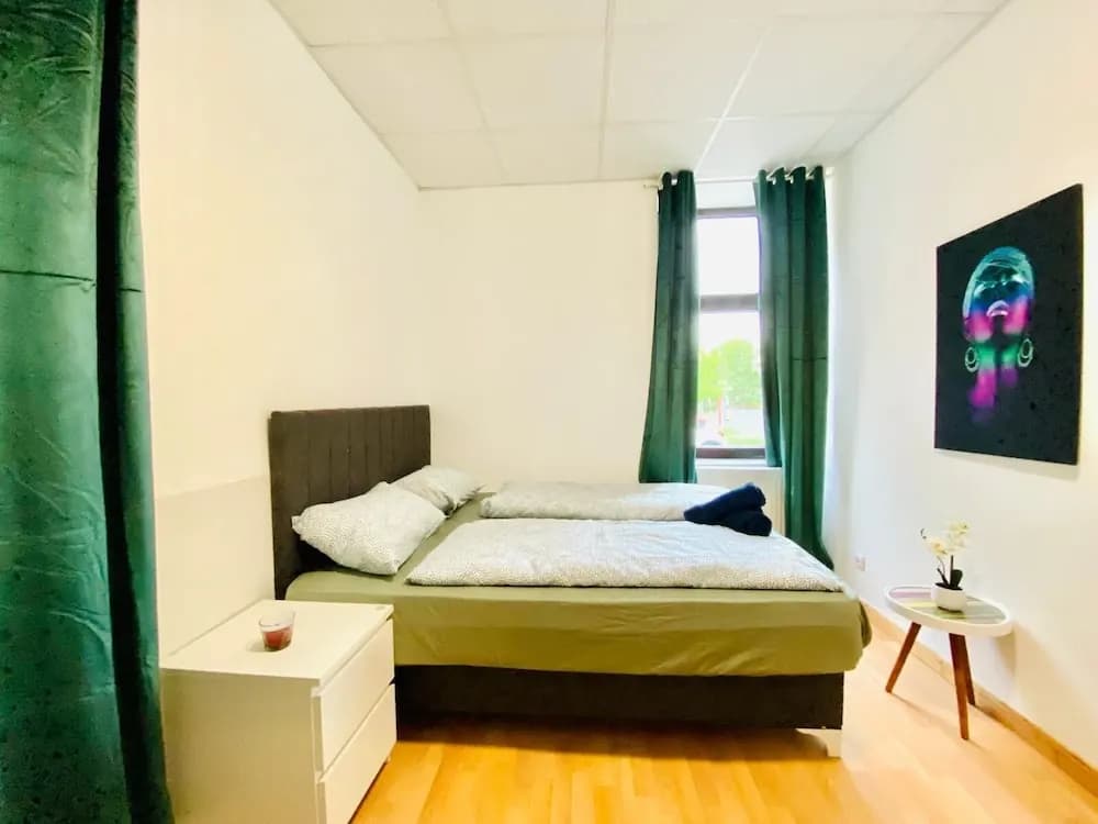 Stylish Shared 3-Bedroom Stay Near City - photo 27
