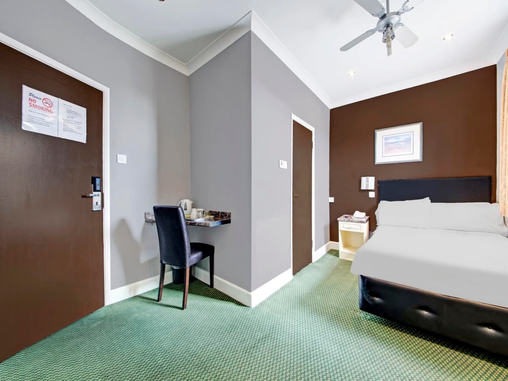 OYO Bostons Manor Hotel, Hanwell London - photo 2